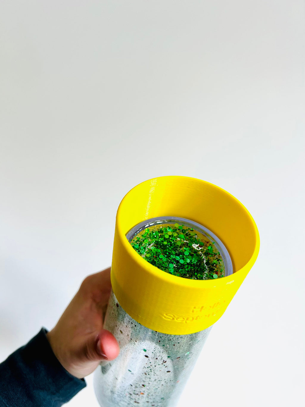 Glitter catcher snowglobe helper